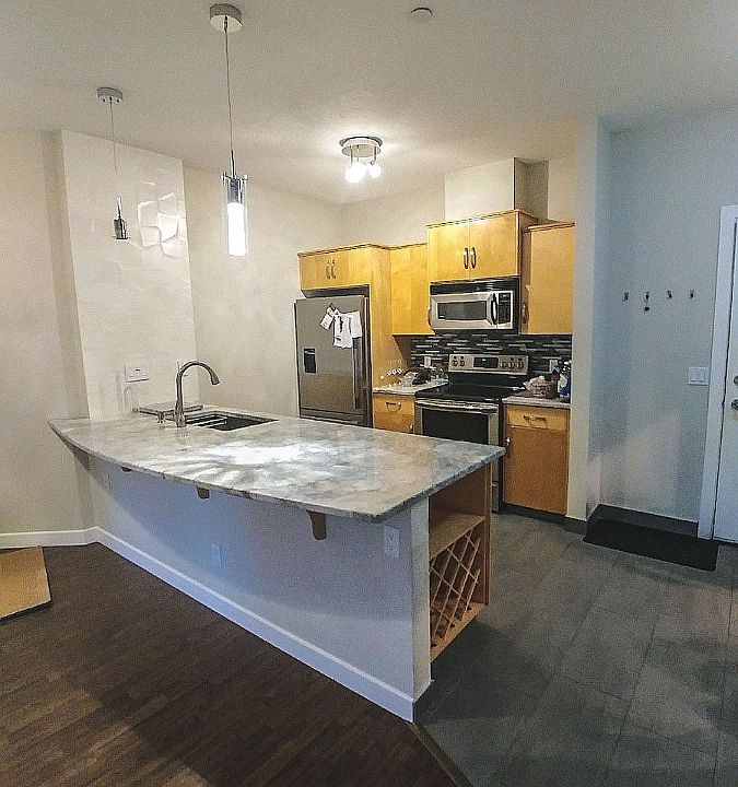 1st image of 910 18th Ave SW #102