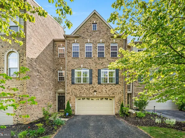 3158 Woods Edge Dr, Garnet Valley, PA 19060