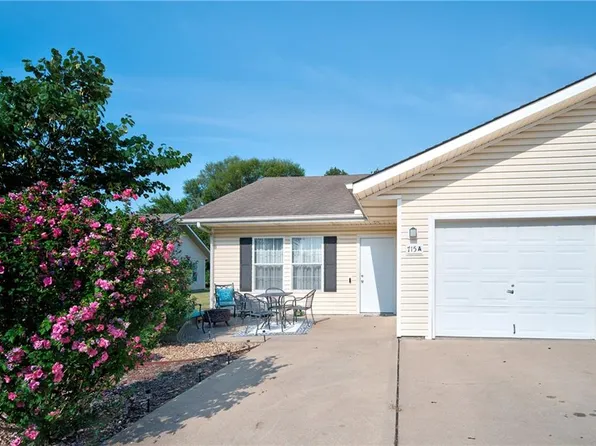 715 Meadow Ln APT A, Peculiar, MO 64078