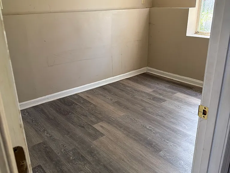 627629 Virginia Ave — Photo 2