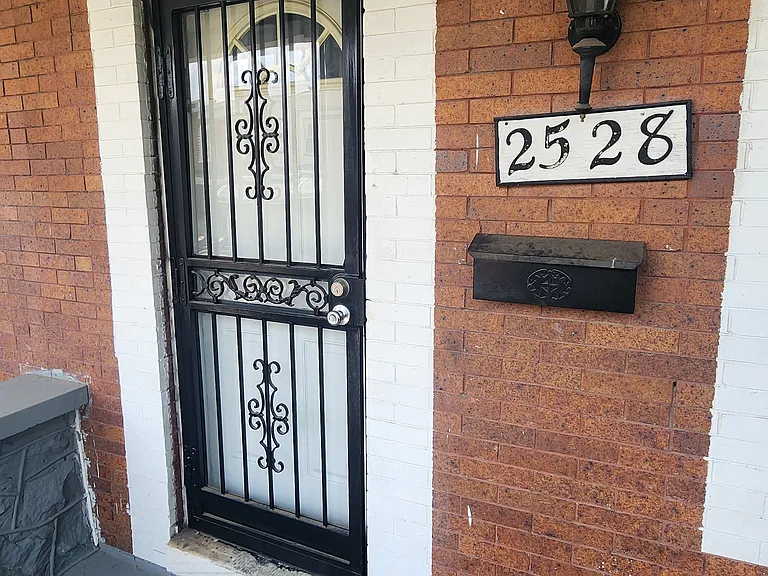 2528 Robb St — Photo 4