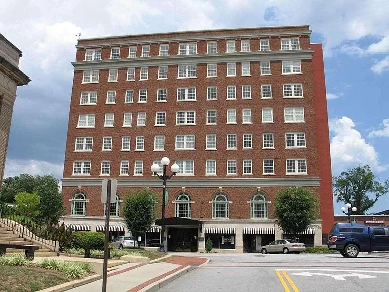 Calhoun Lofts & Thunderbird Flats — Photo 14