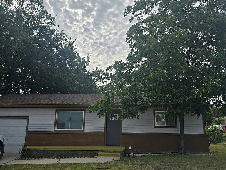 319 Elm St — Photo 1