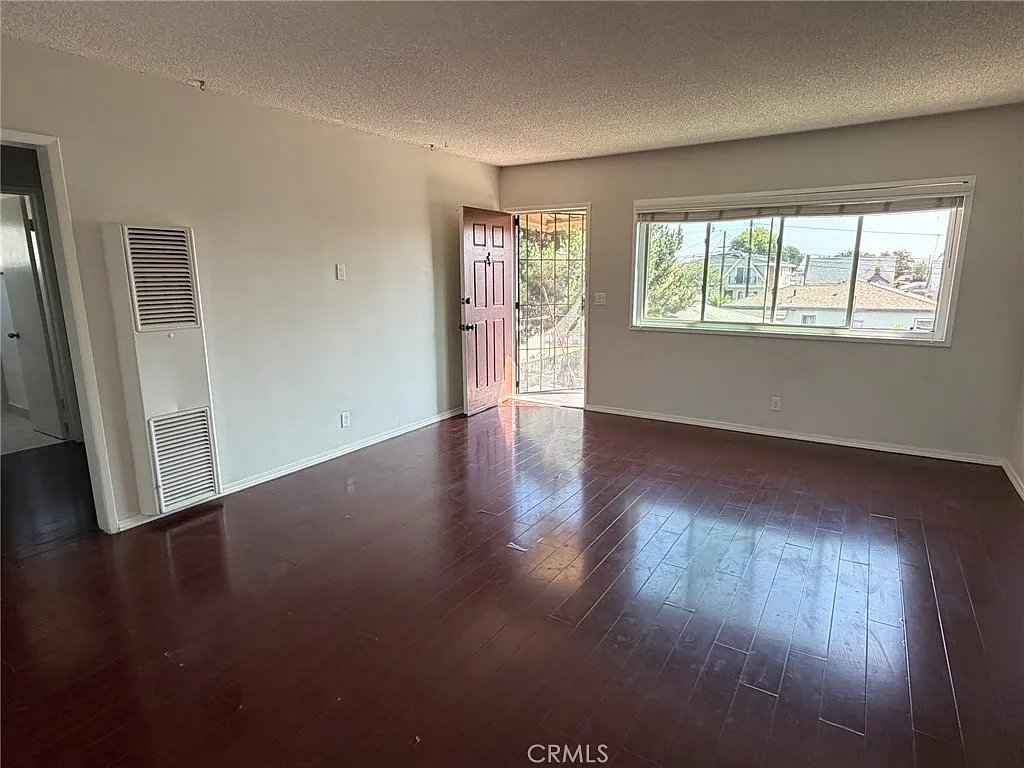 2 bed, 759 sqft, $2,550 — Photo 2
