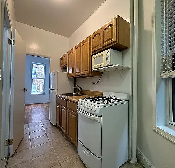 219 E 32nd St #2C — Photo 1