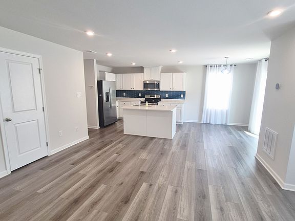5th image of 130 Robinia Rd
