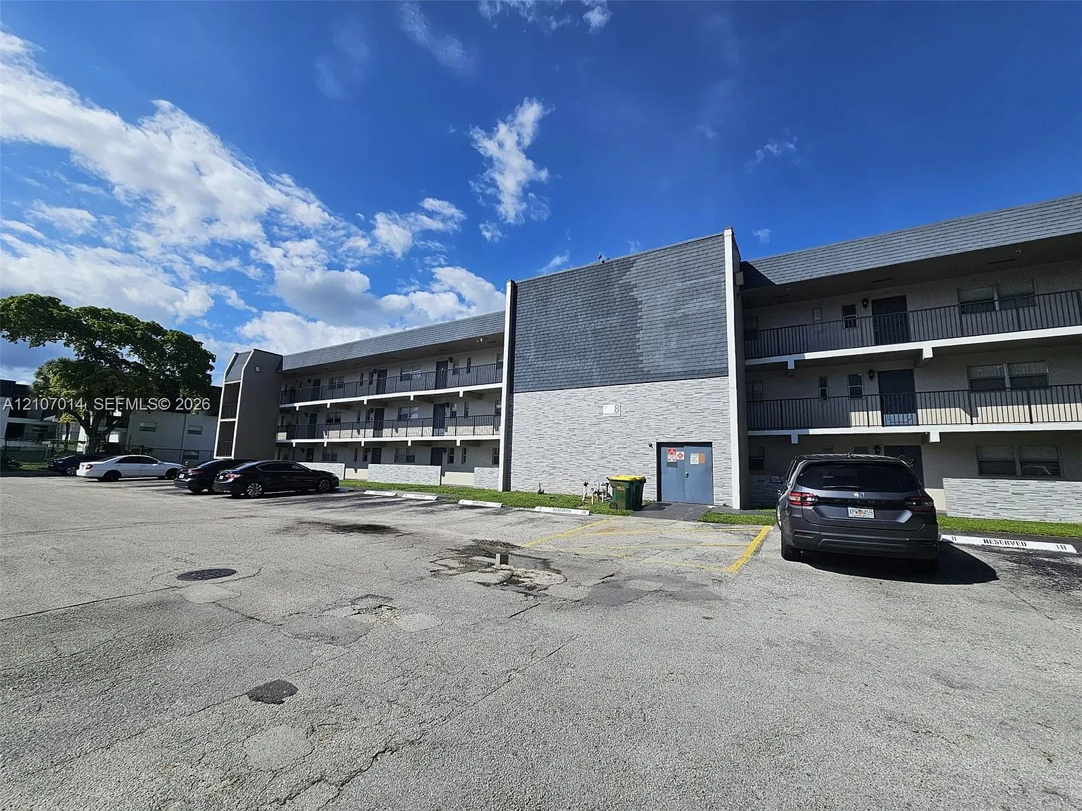 Versailles Gardens Condo — Photo 1