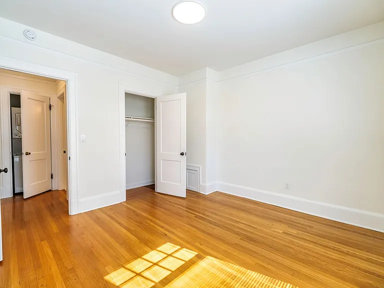 The Roy Vue Apartments — Photo 17