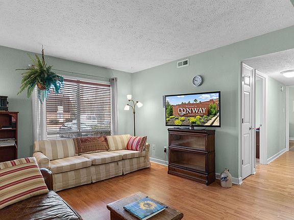 3rd image of 615 Carter Ln. #D-1