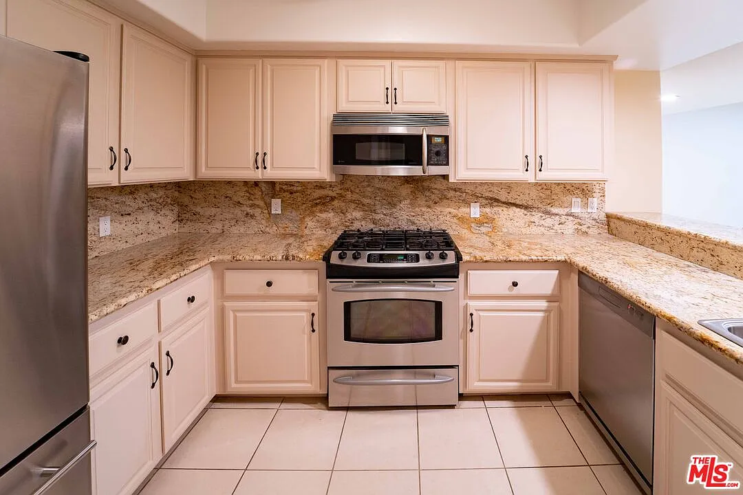 2 bed, 2.5 bath, 1652 sqft, $4,900 — Photo 4