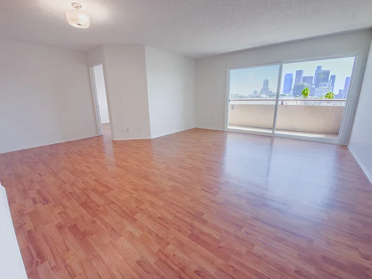 918 W College St #210 — Photo 22