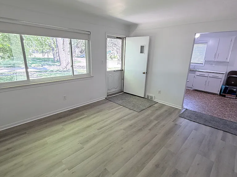 16101 Salem St — Photo 2