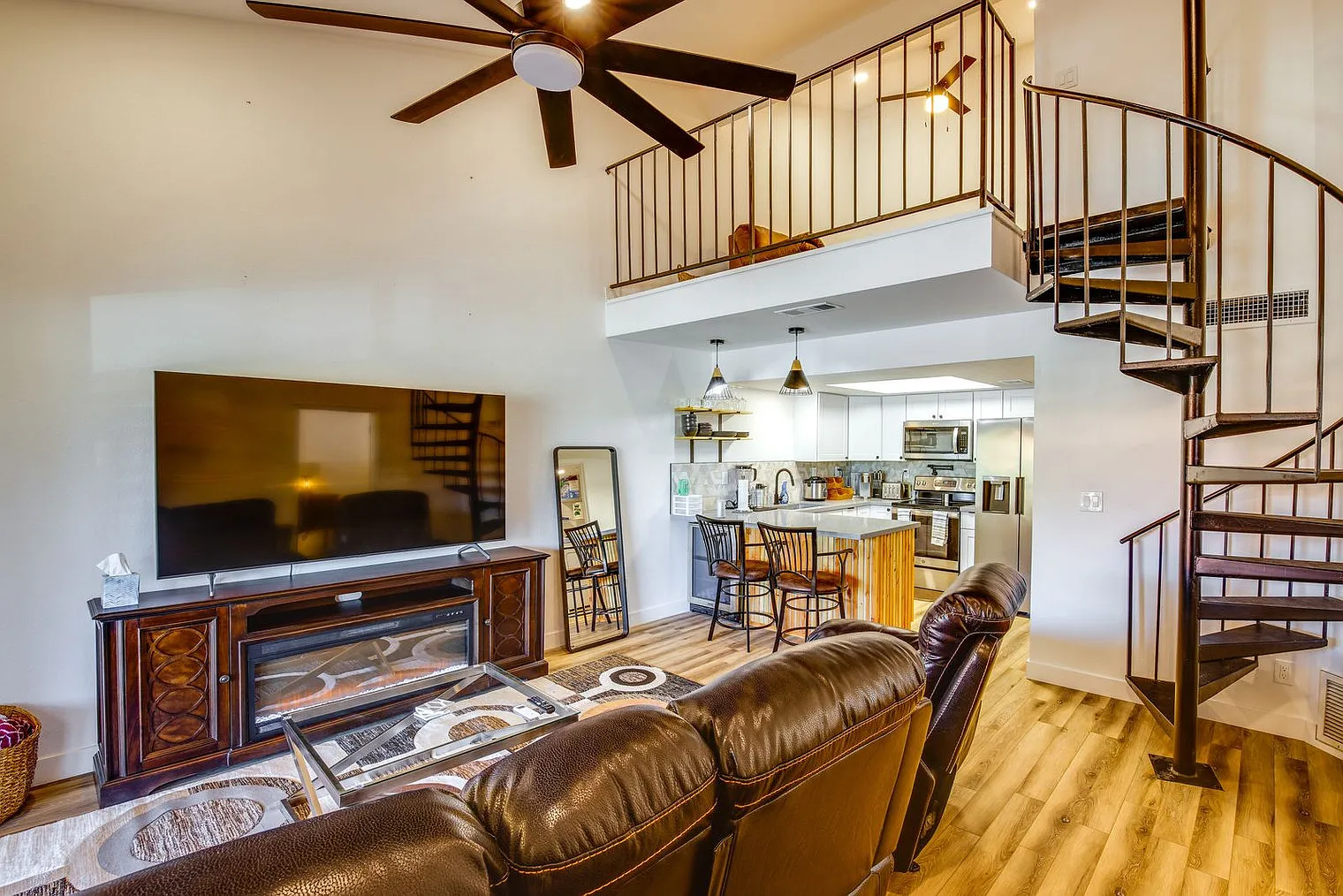 1 bed, 1.0 bath, 990 sqft, $2,499 — Photo 2