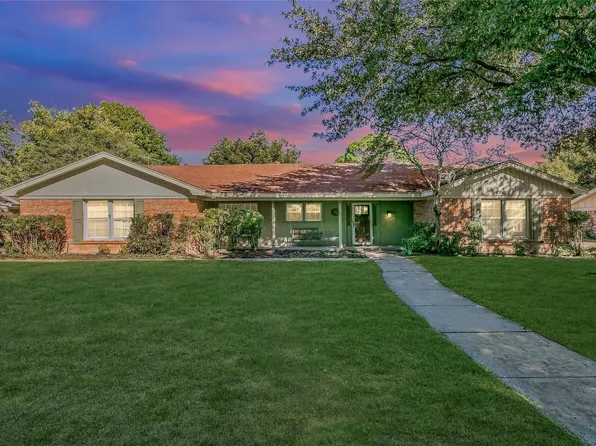 208 Brookview Dr, Hurst, TX 76054