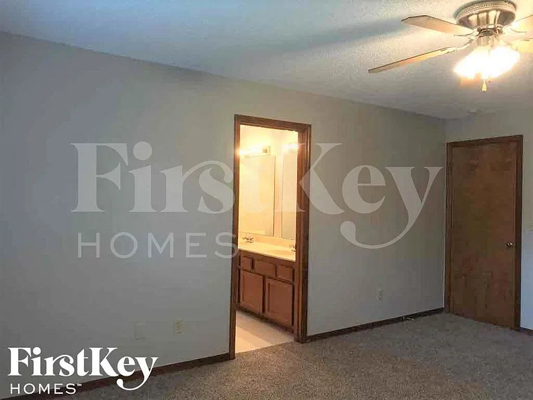 742 Eunice St — Photo 17