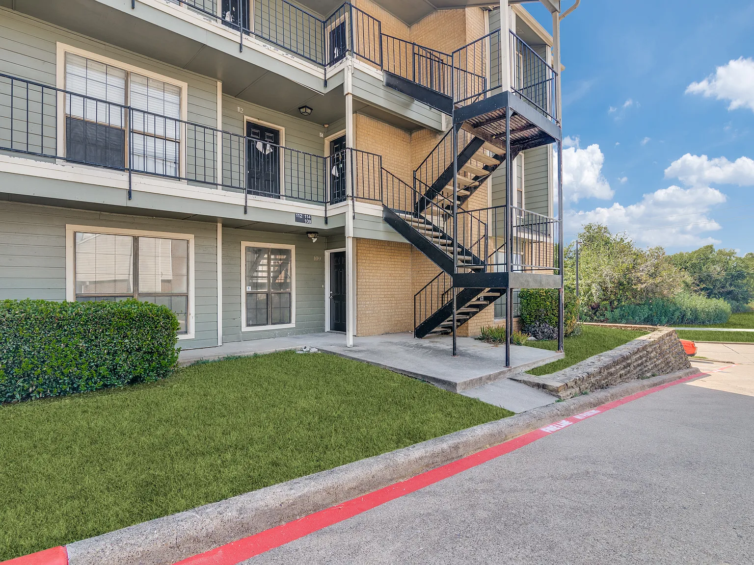 2 bed, 1017 sqft, $1,700 — Photo 1