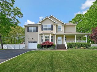 77 Madeline Rd, Ridge, NY 11961