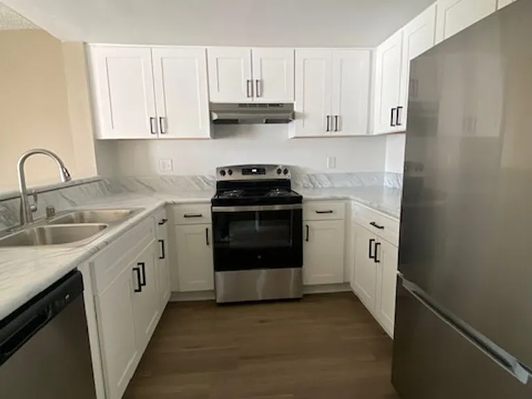 Summer Brook Apartments — Photo 29