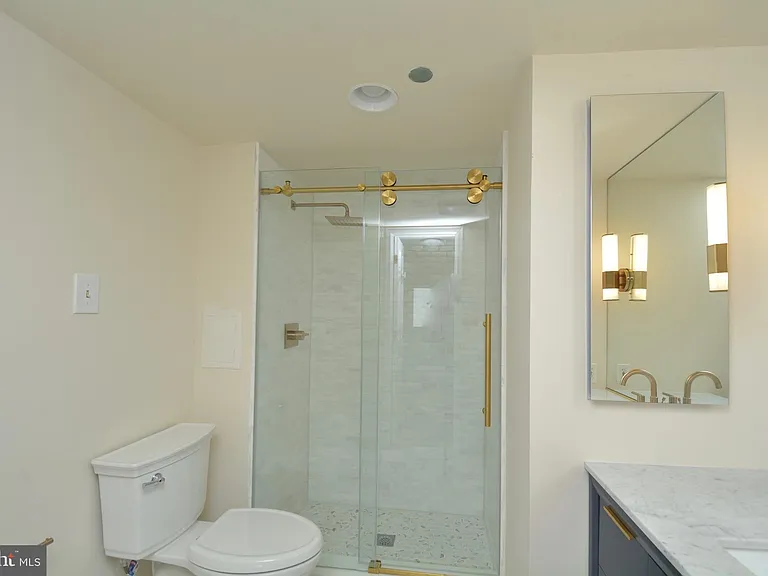 1301 N Courthouse Rd #1512 — Photo 23