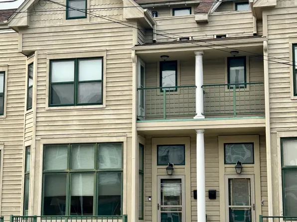 904 E Brady St, Milwaukee, WI 53202