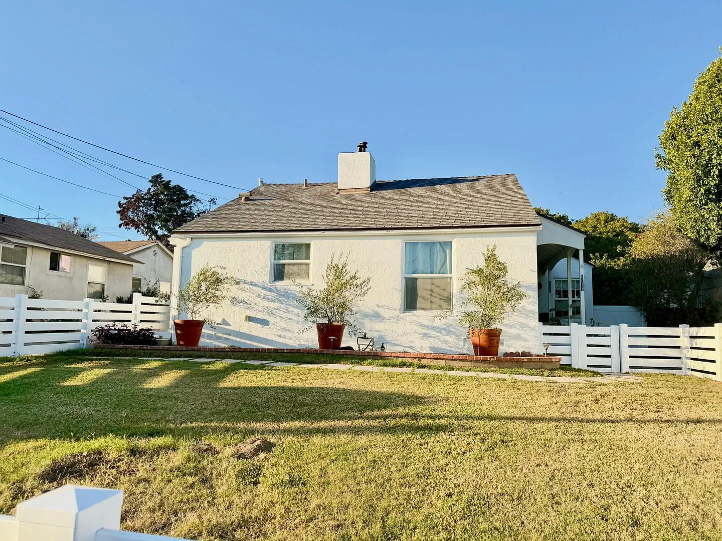 Front unit of a Duplex with Private yard and Nicely Remodeled — Photo 1