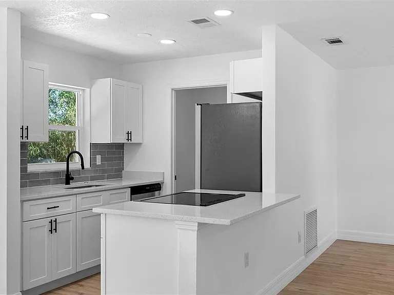 2240 Conway Dr — Photo 11