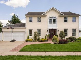 31 Colonial Rd, Old Bethpage, NY 11804