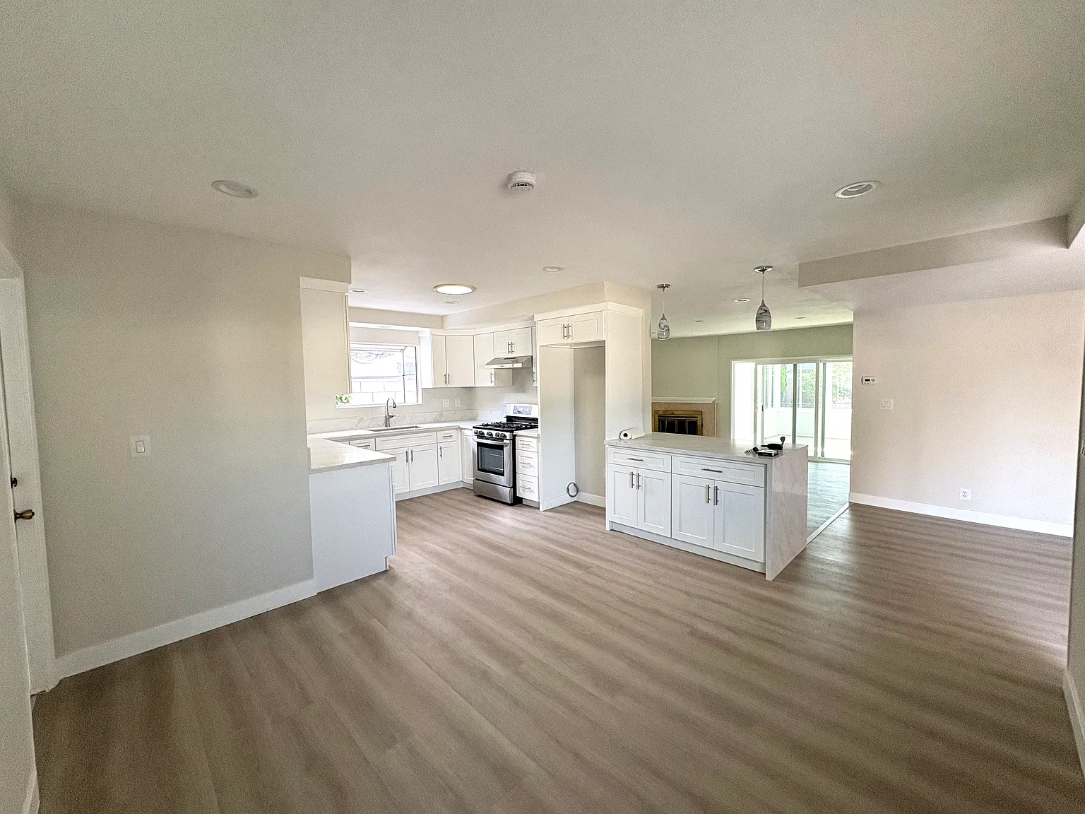 4 bed, 1498 sqft, $4,999 — Photo 3