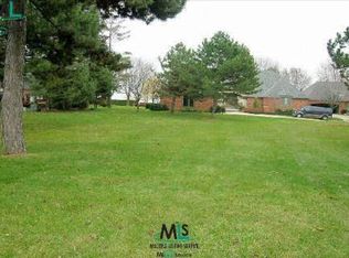 16 Windemere Pl, Grosse Pointe, MI 48236