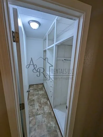 114 W Washington St — Photo 6