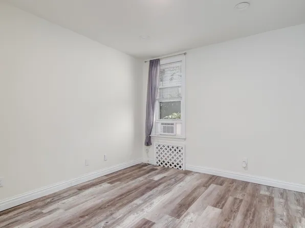 232 Pearsall Avenue image 12 of 20