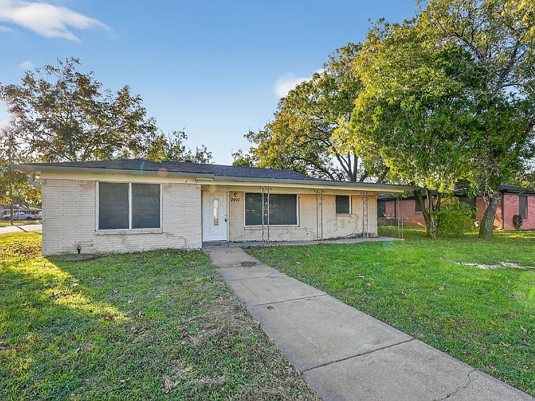 3901 Dakota Trl — Photo 3
