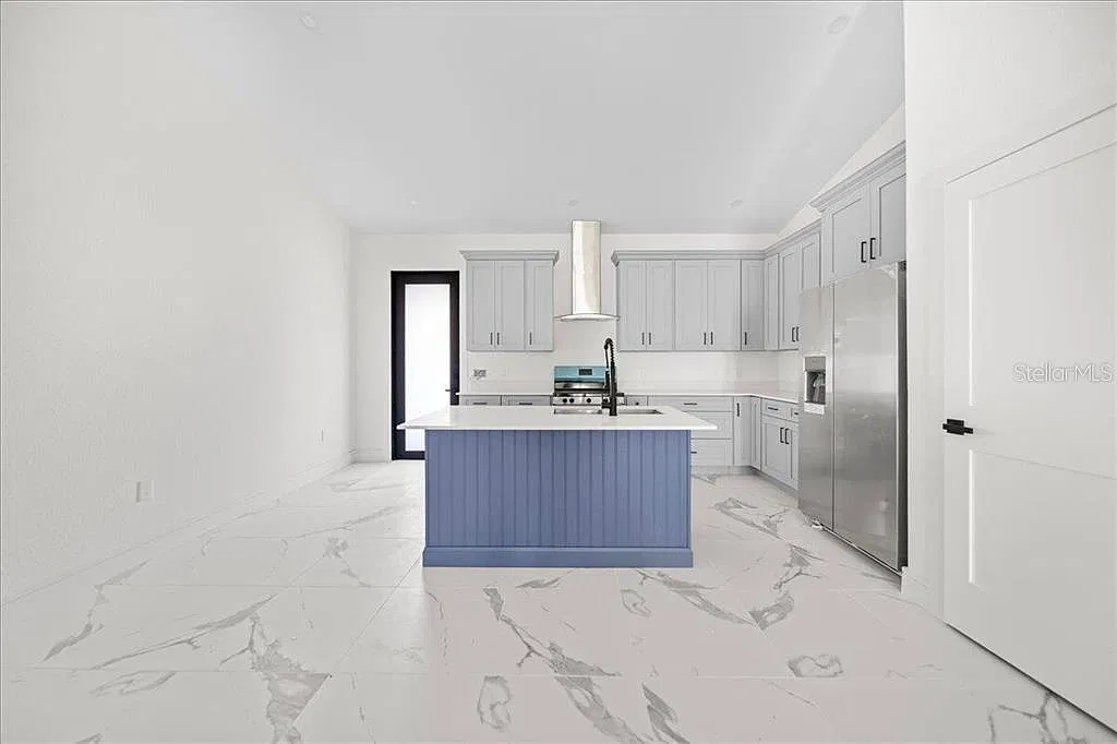 3 bed, 3.0 bath, 3183 sqft, $2,100 — Photo 3