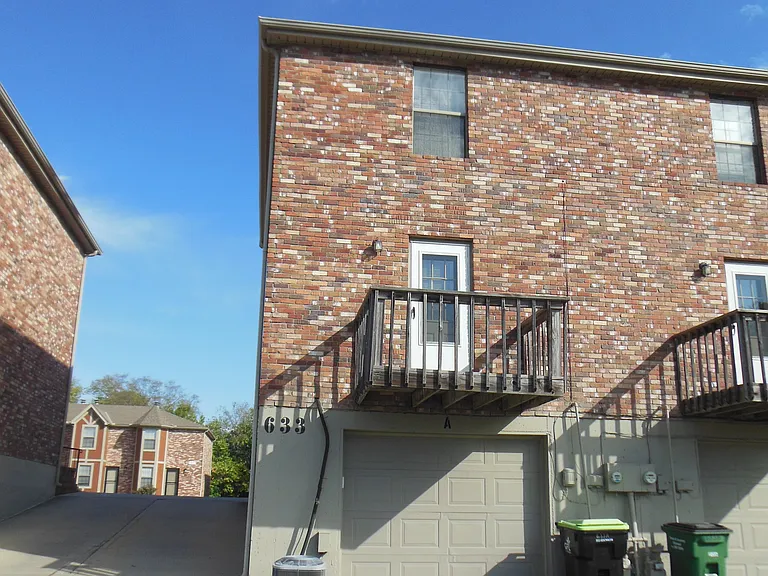 633 NE English Manor Dr #A — Photo 23