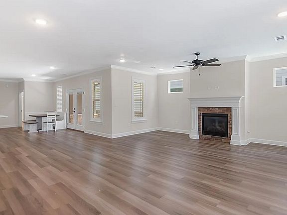 4th image of 324 Gardens Ln