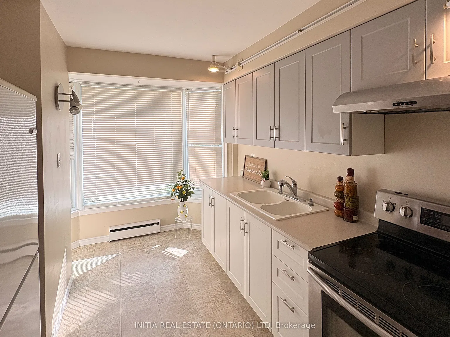 3 bed, $2,050 — Photo 4