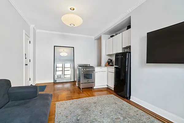 Rented by Avi Nash Associates | media 7