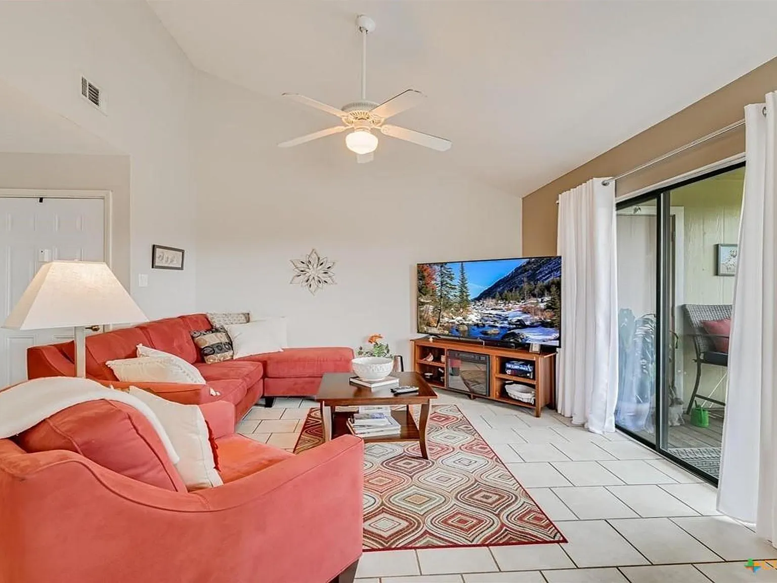 2 bed, 2.0 bath, 900 sqft, $1,275 — Photo 3