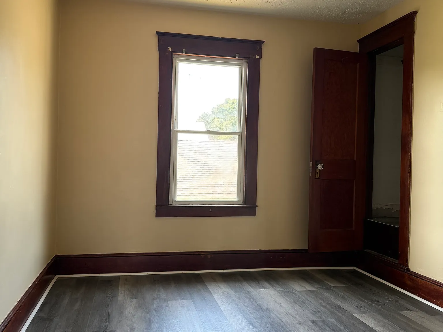 3 bed, 1.0 bath, 5728 sqft, $2,100 — Photo 3