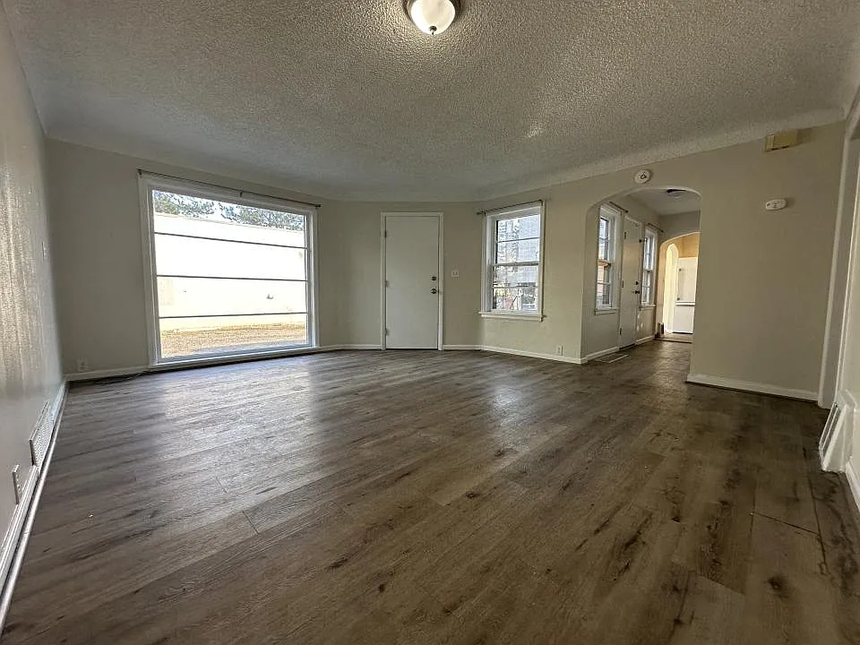 1 bed, 1.0 bath, $1,095 — Photo 2