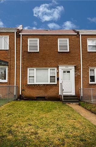 Tidy and move-in ready 3 BR, 1 BA brick townhome