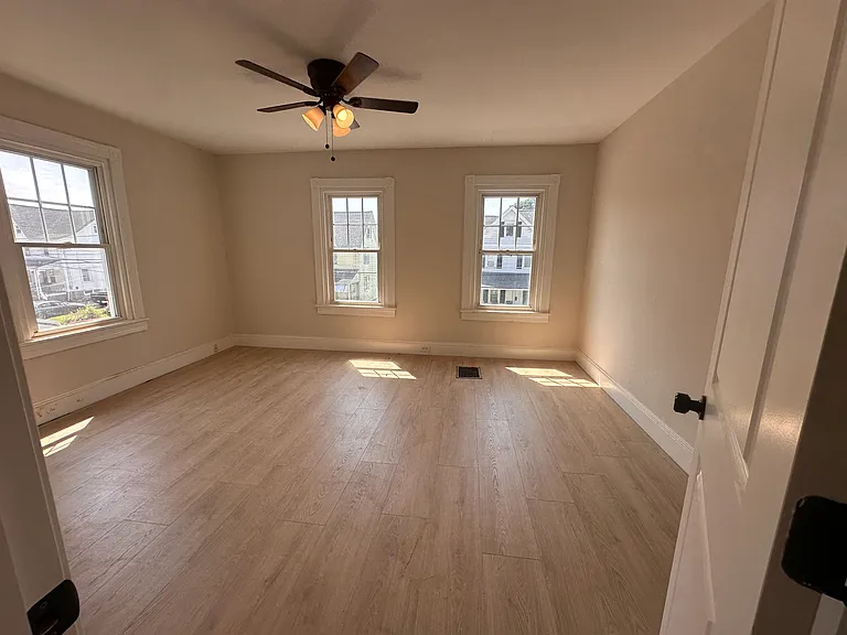 80 Holland Ave — Photo 2