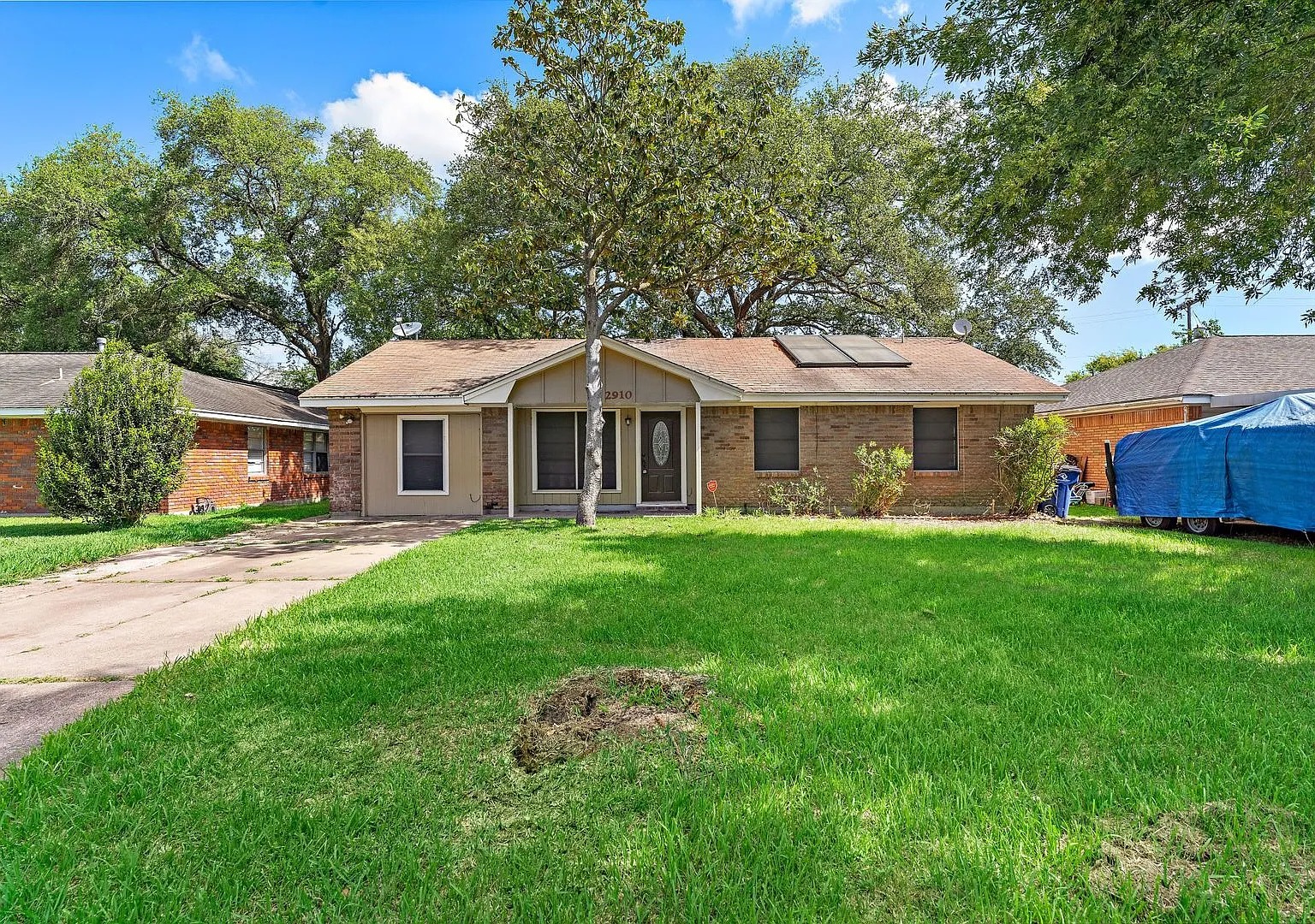 Beautifully remodeled 4 bedroom bath and a half with ceramic tile through out and laminate floori... — Photo 1