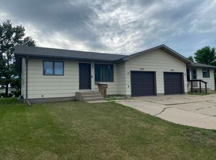 3221 11th St SW, Minot, ND 58701