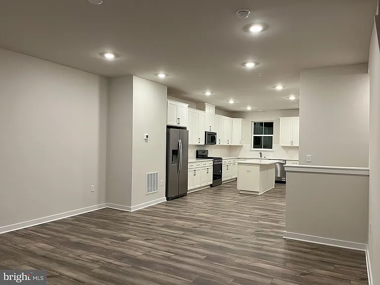 507 Titanium St — Photo 32