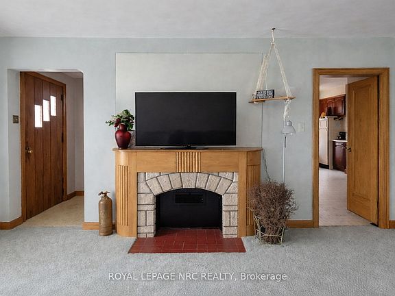 3rd image of 19 Lakeshore Rd W