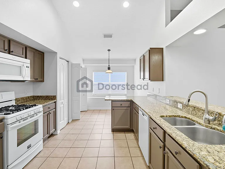 1256 Jasmine Lake Dr — Photo 6