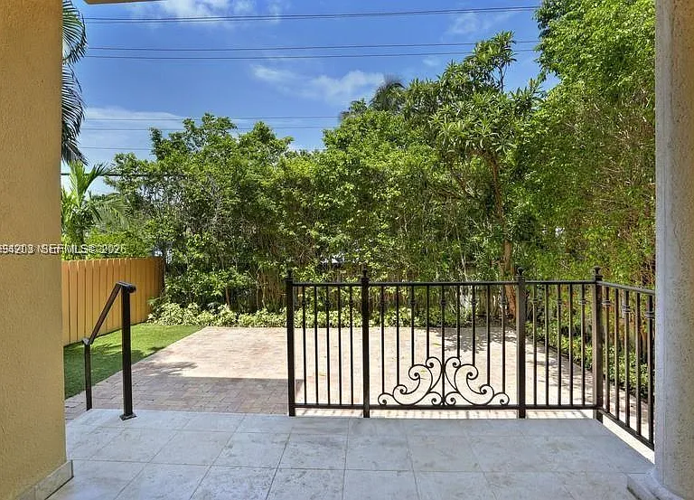 592 Fernwood Rd #B — Photo 4