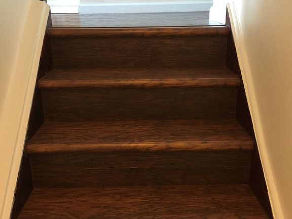 Enterace stair to 2nd floor