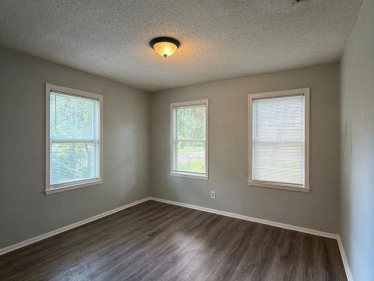 8028 Delaware Ave — Photo 14